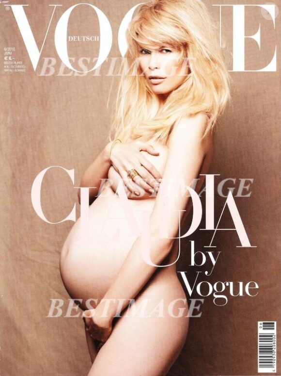 Claudia Schiffer pose nue et enceinte, pour la couverture du Vogue allemand en juin 2010