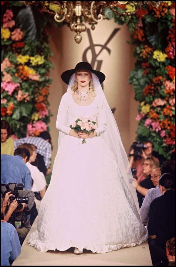 Claudia Schiffer était la mariée du défilé Yves Saint Laurent collection haute couture automne-hiver 1996/1997, en juillet 1996