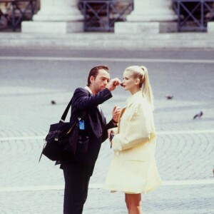 Claudia se fait remaquiller à Rome, lors d'un photoshoot, le 20 septembre 1994