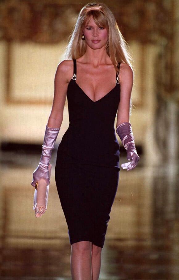 Claudia Schiffer défile pour Versace, le 17 janvier 1995 à Paris