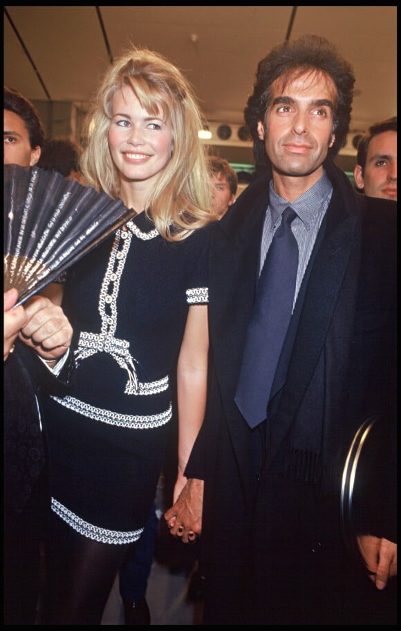 Claudia Schiffer et David Copperfield, dans les backstages du défilé Chanel, le 5 mars 1994 à Paris
