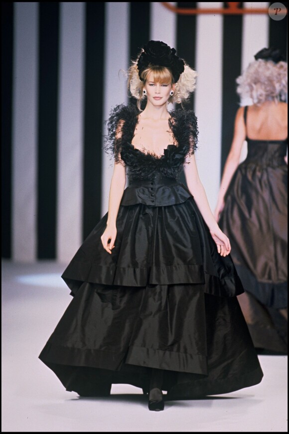 Claudia Schiffer défile pour Valentino, collection haute couture automne-hiver 1993/1994, à Paris