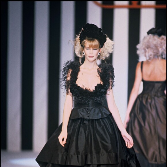 Claudia Schiffer défile pour Valentino, collection haute couture automne-hiver 1993/1994, à Paris