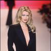 Claudia Schiffer défilé pour Yves Saint Laurent, collection prêt-à-porter automne-hiver 1996/1997, le 17 mars 1996 à Paris