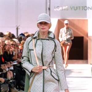 Claudia Schiffer défile pour Louis Vuitton, le 4 octobre 1999 à Paris