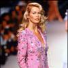 Claudia Schiffer défile pour Chloé pour la collection prêt-à-porter printemps été 1995, le 10 octobre 1994 à Paris