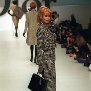 Claudia Schiffer défile pour Christian Dior, collection prêt-à-porter automne-hiver 1996/1997, le 13 mars 1996 à Paris