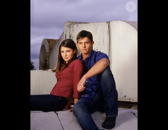 Shiri Appleby et Jason Behr dans la série "Roswell" en 1999.