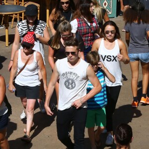 David Beckham, sa femme Victoria Beckham et leurs enfants Harper, Brooklyn, Romeo et Cruz s'amusent lors d'une journée en famille à Disneyland à Anaheim, le 24 août 2015. 