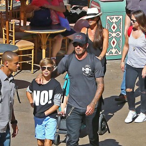 David Beckham, sa femme Victoria Beckham et leurs enfants Harper, Brooklyn, Romeo et Cruz s'amusent lors d'une journée en famille à Disneyland à Anaheim, le 24 août 2015. 