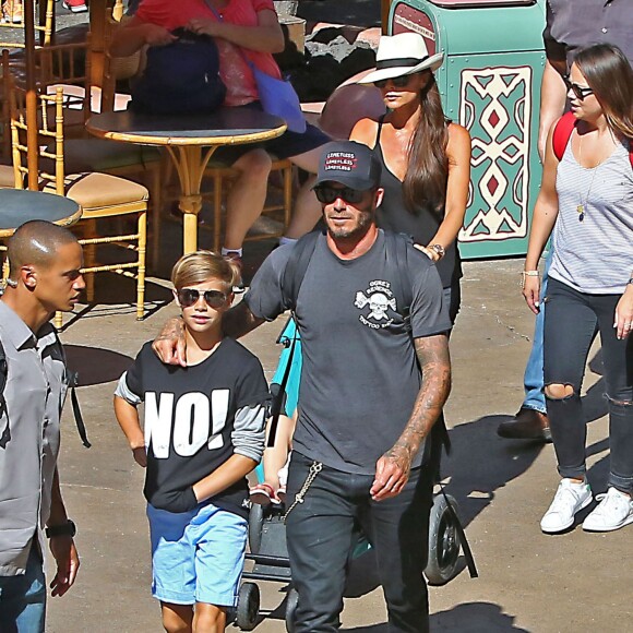 David Beckham, sa femme Victoria Beckham et leurs enfants Harper, Brooklyn, Romeo et Cruz s'amusent lors d'une journée en famille à Disneyland à Anaheim, le 24 août 2015. 