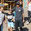 David Beckham, sa femme Victoria Beckham et leurs enfants Harper, Brooklyn, Romeo et Cruz s'amusent lors d'une journée en famille à Disneyland à Anaheim, le 24 août 2015.  