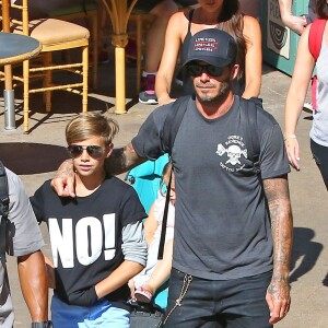 David Beckham, sa femme Victoria Beckham et leurs enfants Harper, Brooklyn, Romeo et Cruz s'amusent lors d'une journée en famille à Disneyland à Anaheim, le 24 août 2015. 