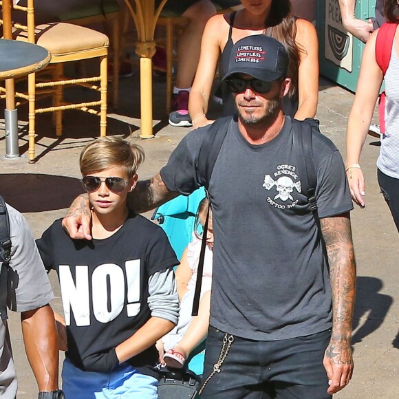 David Beckham, sa femme Victoria Beckham et leurs enfants Harper, Brooklyn, Romeo et Cruz s'amusent lors d'une journée en famille à Disneyland à Anaheim, le 24 août 2015. 