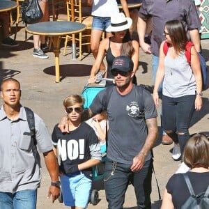 David Beckham, sa femme Victoria Beckham et leurs enfants Harper, Brooklyn, Romeo et Cruz s'amusent lors d'une journée en famille à Disneyland à Anaheim, le 24 août 2015.  