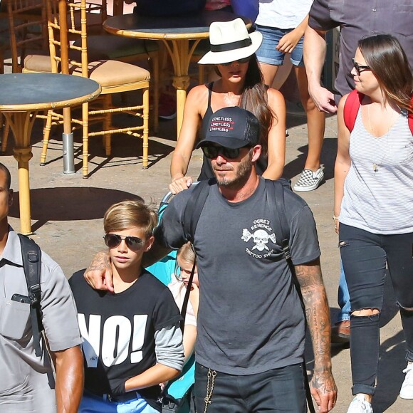 David Beckham, sa femme Victoria Beckham et leurs enfants Harper, Brooklyn, Romeo et Cruz s'amusent lors d'une journée en famille à Disneyland à Anaheim, le 24 août 2015.  