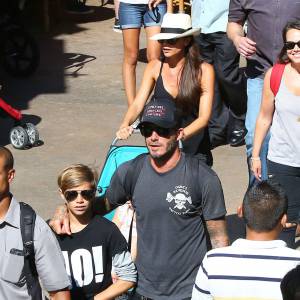 David Beckham, sa femme Victoria Beckham et leurs enfants Harper, Brooklyn, Romeo et Cruz s'amusent lors d'une journée en famille à Disneyland à Anaheim, le 24 août 2015. 