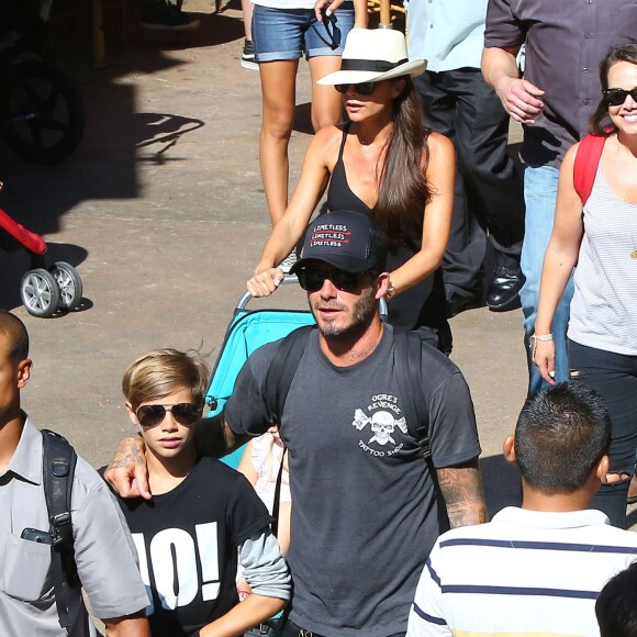 David Beckham, sa femme Victoria Beckham et leurs enfants Harper, Brooklyn, Romeo et Cruz s'amusent lors d'une journée en famille à Disneyland à Anaheim, le 24 août 2015. 