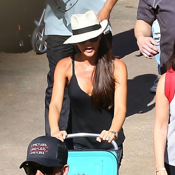 David Beckham, sa femme Victoria Beckham et leurs enfants Harper, Brooklyn, Romeo et Cruz s'amusent lors d'une journée en famille à Disneyland à Anaheim, le 24 août 2015. 