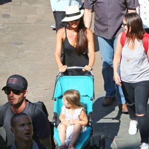 David Beckham, sa femme Victoria Beckham et leurs enfants Harper, Brooklyn, Romeo et Cruz s'amusent lors d'une journée en famille à Disneyland à Anaheim, le 24 août 2015.  