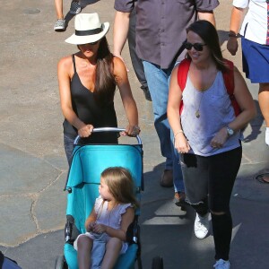 David Beckham, sa femme Victoria Beckham et leurs enfants Harper, Brooklyn, Romeo et Cruz s'amusent lors d'une journée en famille à Disneyland à Anaheim, le 24 août 2015.  