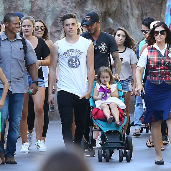 David Beckham, sa femme Victoria Beckham et leurs enfants Harper, Brooklyn, Romeo et Cruz s'amusent lors d'une journée en famille à Disneyland à Anaheim, le 24 août 2015.  