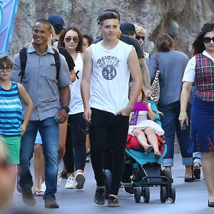 David Beckham, sa femme Victoria Beckham et leurs enfants Harper, Brooklyn, Romeo et Cruz s'amusent lors d'une journée en famille à Disneyland à Anaheim, le 24 août 2015.  