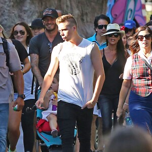 David Beckham, sa femme Victoria Beckham et leurs enfants Harper, Brooklyn, Romeo et Cruz s'amusent lors d'une journée en famille à Disneyland à Anaheim, le 24 août 2015. 