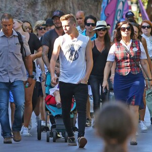 David Beckham, sa femme Victoria Beckham et leurs enfants Harper, Brooklyn, Romeo et Cruz s'amusent lors d'une journée en famille à Disneyland à Anaheim, le 24 août 2015. 