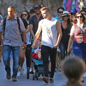 David Beckham, sa femme Victoria Beckham et leurs enfants Harper, Brooklyn, Romeo et Cruz s'amusent lors d'une journée en famille à Disneyland à Anaheim, le 24 août 2015.  