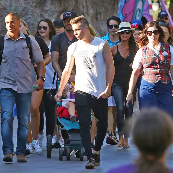 David Beckham, sa femme Victoria Beckham et leurs enfants Harper, Brooklyn, Romeo et Cruz s'amusent lors d'une journée en famille à Disneyland à Anaheim, le 24 août 2015.  