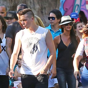 David Beckham, sa femme Victoria Beckham et leurs enfants Harper, Brooklyn, Romeo et Cruz s'amusent lors d'une journée en famille à Disneyland à Anaheim, le 24 août 2015. 