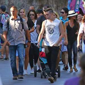 David Beckham, sa femme Victoria Beckham et leurs enfants Harper, Brooklyn, Romeo et Cruz s'amusent lors d'une journée en famille à Disneyland à Anaheim, le 24 août 2015.  