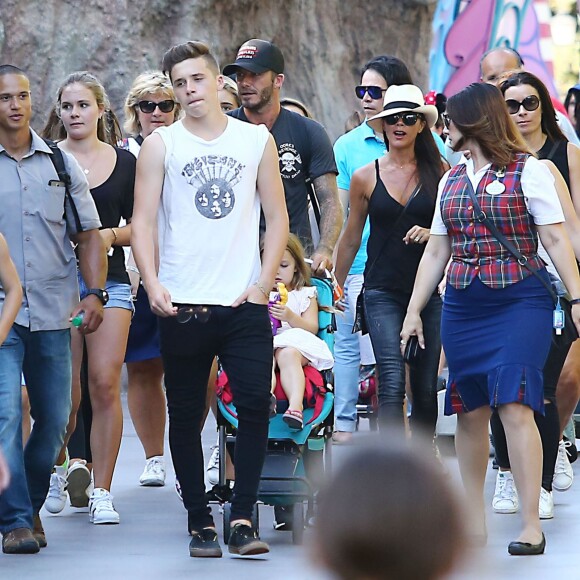 David Beckham, sa femme Victoria Beckham et leurs enfants Harper, Brooklyn, Romeo et Cruz s'amusent lors d'une journée en famille à Disneyland à Anaheim, le 24 août 2015.  