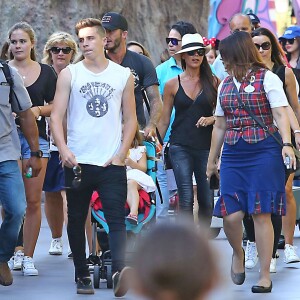 David Beckham, sa femme Victoria Beckham et leurs enfants Harper, Brooklyn, Romeo et Cruz s'amusent lors d'une journée en famille à Disneyland à Anaheim, le 24 août 2015. 