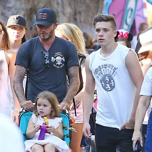 David Beckham, sa femme Victoria Beckham et leurs enfants Harper, Brooklyn, Romeo et Cruz s'amusent lors d'une journée en famille à Disneyland à Anaheim, le 24 août 2015.  