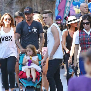 David Beckham, sa femme Victoria Beckham et leurs enfants Harper, Brooklyn, Romeo et Cruz s'amusent lors d'une journée en famille à Disneyland à Anaheim, le 24 août 2015.  