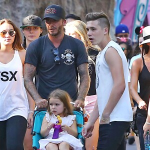 David Beckham, sa femme Victoria Beckham et leurs enfants Harper, Brooklyn, Romeo et Cruz s'amusent lors d'une journée en famille à Disneyland à Anaheim, le 24 août 2015. 