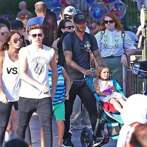 David Beckham, sa femme Victoria Beckham et leurs enfants Harper, Brooklyn, Romeo et Cruz s'amusent lors d'une journée en famille à Disneyland à Anaheim, le 24 août 2015.  