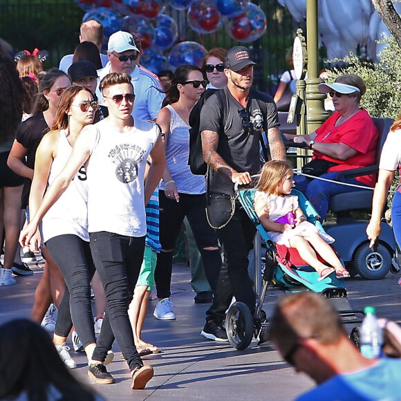 David Beckham, sa femme Victoria Beckham et leurs enfants Harper, Brooklyn, Romeo et Cruz s'amusent lors d'une journée en famille à Disneyland à Anaheim, le 24 août 2015.  