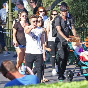 David Beckham, sa femme Victoria Beckham et leurs enfants Harper, Brooklyn, Romeo et Cruz s'amusent lors d'une journée en famille à Disneyland à Anaheim, le 24 août 2015. 