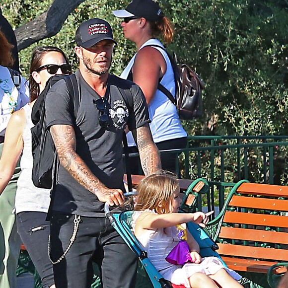 David Beckham, sa femme Victoria Beckham et leurs enfants Harper, Brooklyn, Romeo et Cruz s'amusent lors d'une journée en famille à Disneyland à Anaheim, le 24 août 2015.  