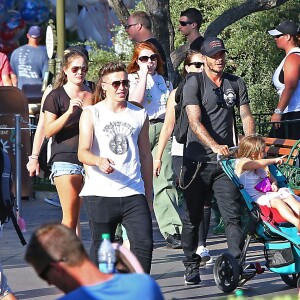 David Beckham, sa femme Victoria Beckham et leurs enfants Harper, Brooklyn, Romeo et Cruz s'amusent lors d'une journée en famille à Disneyland à Anaheim, le 24 août 2015.  