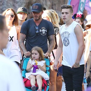 David Beckham, sa femme Victoria Beckham et leurs enfants Harper, Brooklyn, Romeo et Cruz s'amusent lors d'une journée en famille à Disneyland à Anaheim, le 24 août 2015.  