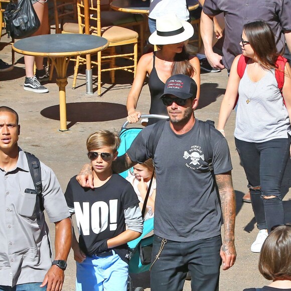 David Beckham, sa femme Victoria Beckham et leurs enfants Harper, Brooklyn, Romeo et Cruz s'amusent lors d'une journée en famille à Disneyland à Anaheim, le 24 août 2015. 