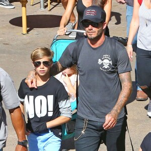 David Beckham, sa femme Victoria Beckham et leurs enfants Harper, Brooklyn, Romeo et Cruz s'amusent lors d'une journée en famille à Disneyland à Anaheim, le 24 août 2015.  