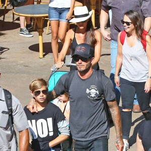 David Beckham, sa femme Victoria Beckham et leurs enfants Harper, Brooklyn, Romeo et Cruz s'amusent lors d'une journée en famille à Disneyland à Anaheim, le 24 août 2015. 