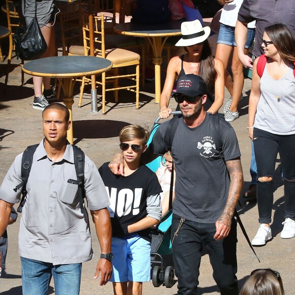 David Beckham, sa femme Victoria Beckham et leurs enfants Harper, Brooklyn, Romeo et Cruz s'amusent lors d'une journée en famille à Disneyland à Anaheim, le 24 août 2015.  