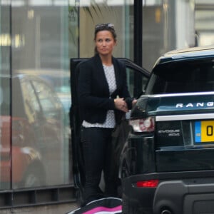 Exclusif - Pippa Middleton, avec ses affaires de tennis, doit changer de voiture après avoir crevé, à Londres le 30 avril 2015