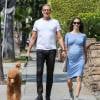 Jeff Goldblum et sa femme Emilie Livingston, enceinte, promènent leur chien dans les rues de Hollywood, le 22 mars 2015  